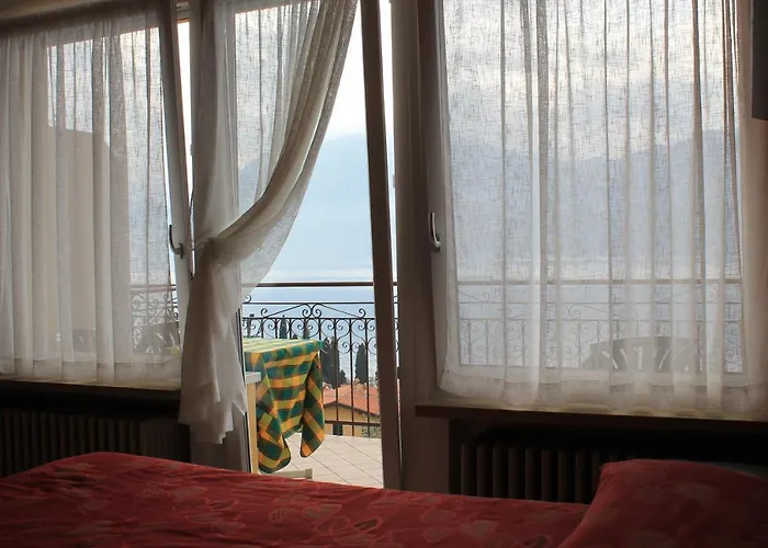 卡萨嘉利雅帝酒店 2* 布雷佐内加尔达